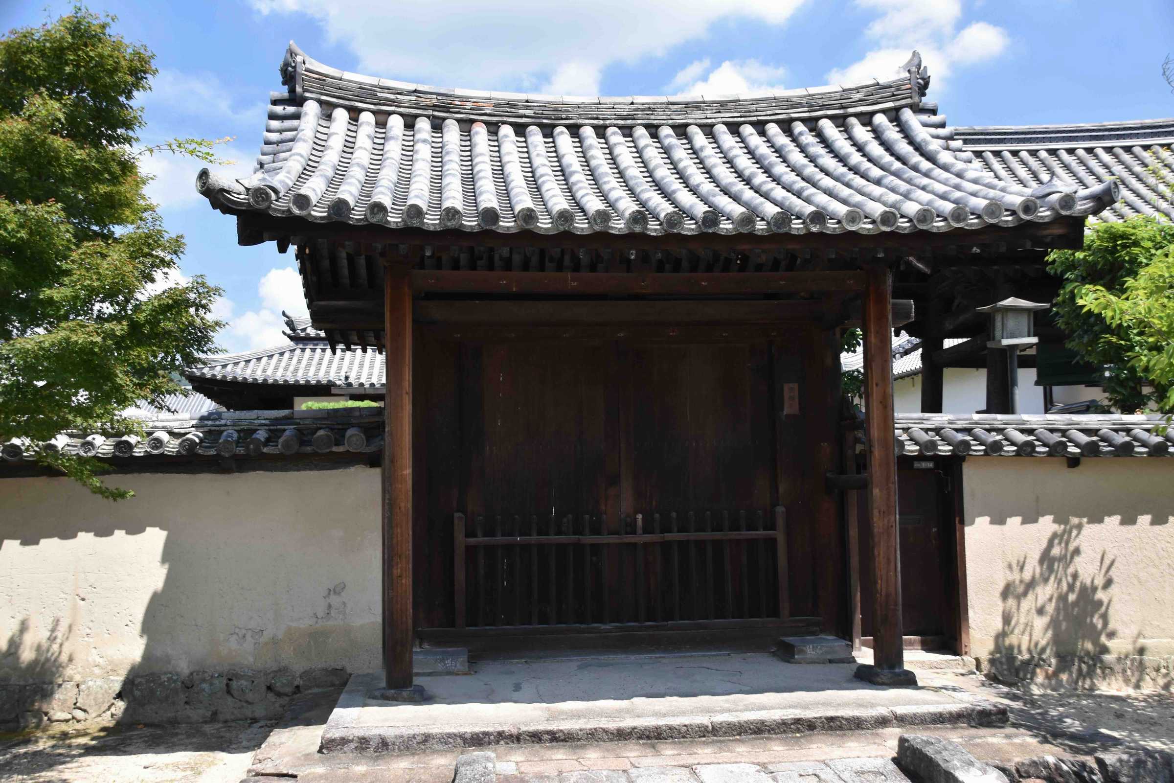 宗源寺四脚門(勧学院表門)の実物写真