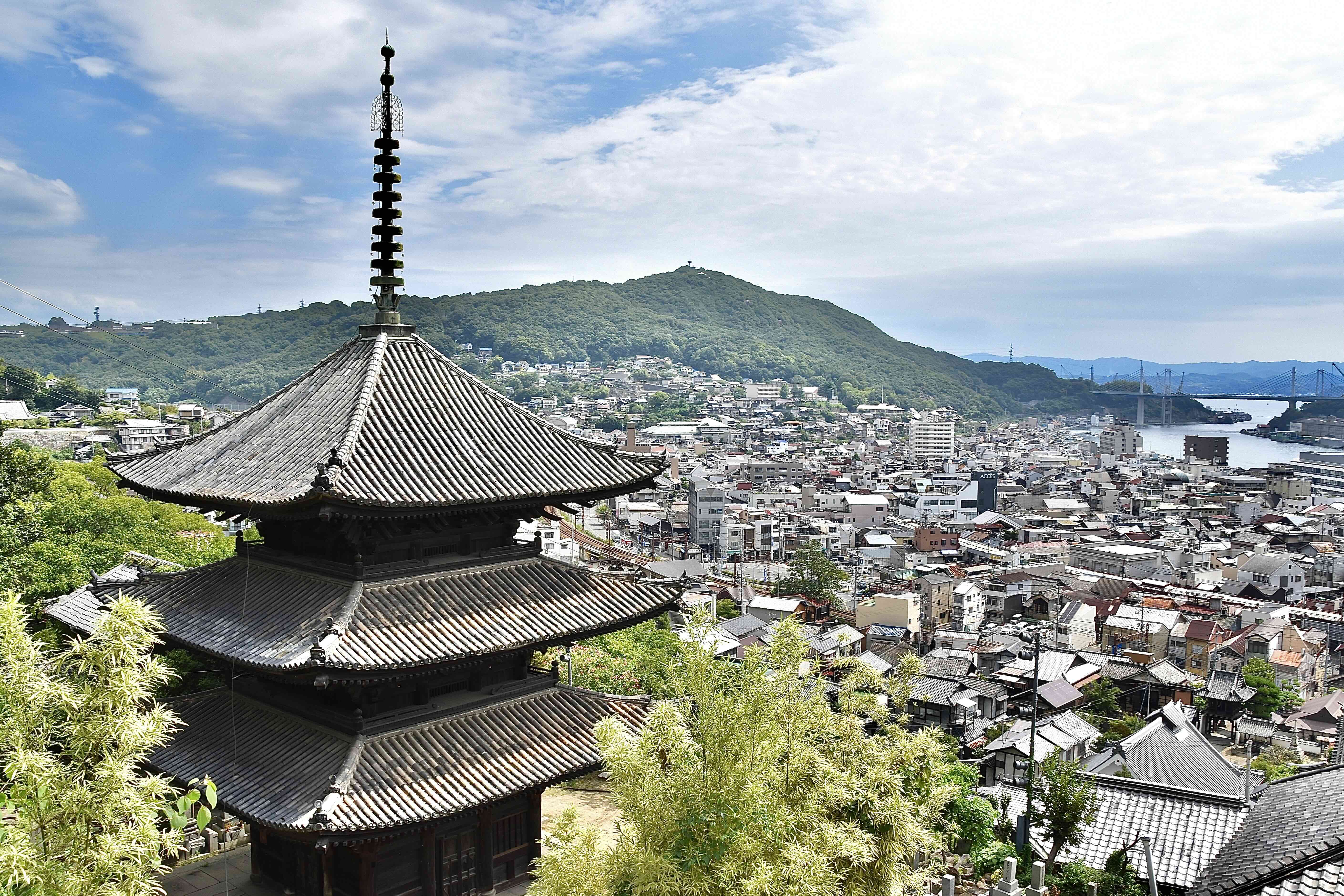 天寧寺三重塔越しに見る尾道の街並み 天寧寺三重塔越しに見る尾道の街並み