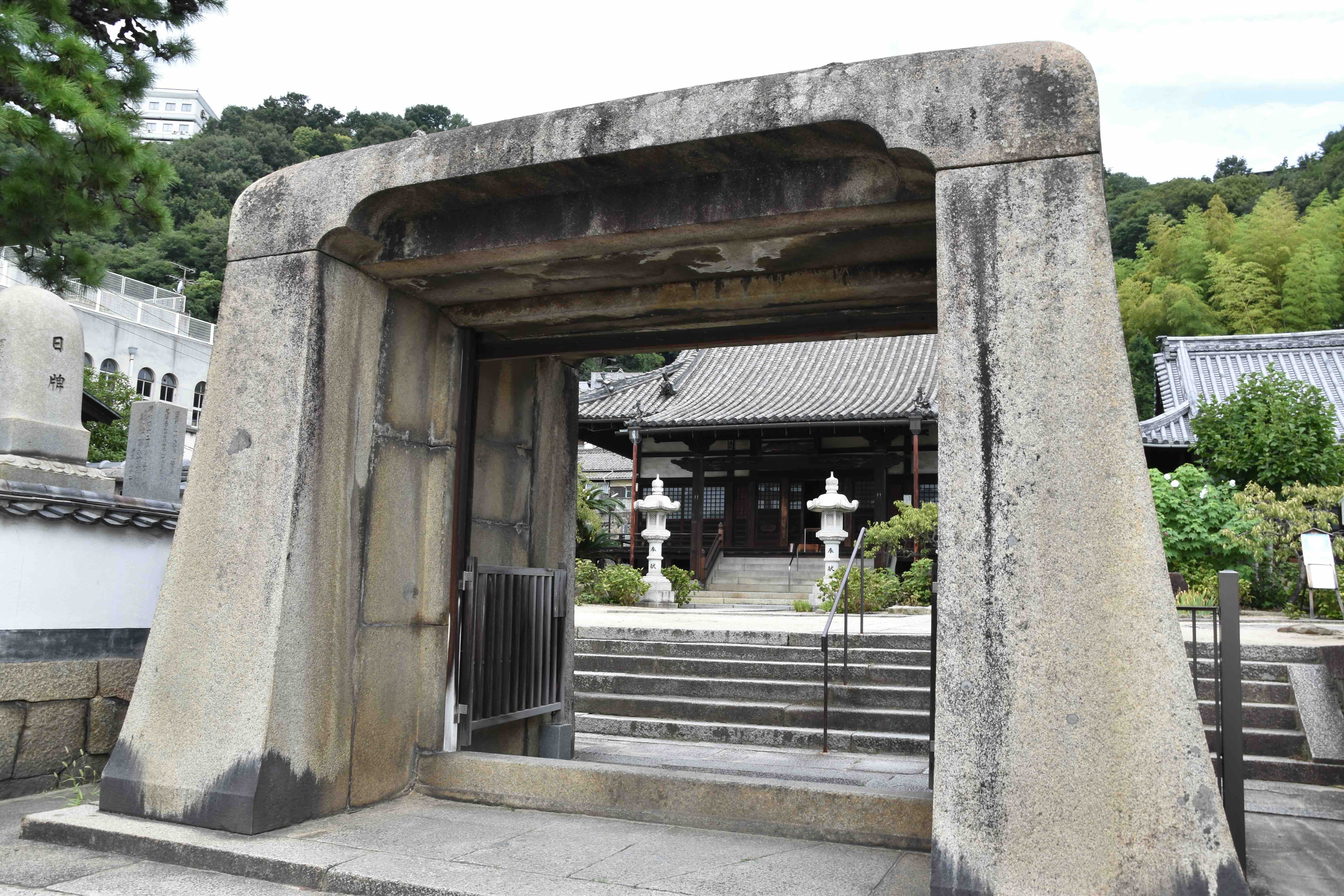 持光寺石門 持光寺石門